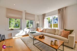 <p><span>Kwalitatieve, energiezuinige gezinswoning met zonnige tuin in Boortmeerbeek</span></p><p><span> </span></p><p><span>Deze instapklare en energiezuinige halfopen woning ligt in een rustige, doodlopende en kindvriendelijke straat. Het centrum van Boortmeerbeek, winkels, scholen en andere voorzieningen bevinden zich vlakbij, met bovendien een vlotte aansluiting op het openbaar vervoer.</span></p><p><span> </span></p><p><span>De woning is kwalitatief afgewerkt en geniet van veel natuurlijke lichtinval. De woonkamer sluit mooi aan op de keuken, die is uitgerust met een gasfornuis. Naast de keuken bevindt zich een handige berging met plaats voor een wasmachine en droogkast. Zowel vanuit de woonkamer als vanuit de keuken heb je rechtstreeks toegang tot het terras en de zuid-gerichte tuin.</span></p><p><span> </span></p><p><span>Op de verdiepingen bevinden zich drie volwaardige slaapkamers en een comfortabele badkamer, dewelke uitgerust is met alle comfort. De Master Bedroom is een echte troef en beschikt over een royale ensuite dressing met kwalitatief ingemaakte kasten. De houten vloeren op de eerste twee verdiepingen zorgen voor een warme en kwalitatieve uitstraling. Daarnaast beschikt de woning over twee afzonderlijke toiletten.</span></p><p><span> </span></p><p><span>Ook buiten is het aangenaam genieten. De zuid-gerichte tuin biedt voldoende privacy en beschikt over een praktische tuinberging met aansluitend een overdekte loungeplek. </span></p><p><span> </span></p><p><span>Vooraan de woning is er plaats om twee wagens op eigen terrein te parkeren.</span></p><p><span> </span></p><p><span>Een energiezuinige en lichtrijke gezinswoning met drie slaapkamers, veel bergruimte, een zonnige tuin en een uitstekende ligging in een rustige omgeving nabij het centrum van Boortmeerbeek. Wat zoek je nog meer?</span></p><p><span> </span></p><p><span>015 20 36 00 - info@domoxim.be</span></p><p><span> </span></p><p><span>domoXim. Waar dromen thuis komen!</span></p><p><span> </span></p><p><span>Ook de waarde van je </span><span>eigen</span><span> woning kennen? Wij geven je graag advies.</span></p>