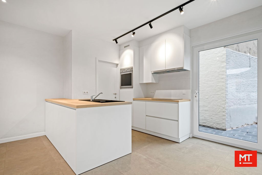 Instapklare halfopen woning met 3 slaapkamers, tuin en uitweg in de dorpskern van Ledegem - foto 4