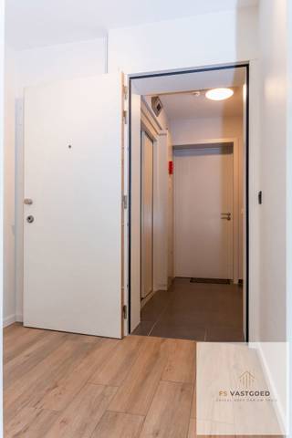 <p></p>
<p>Wonen in het centrum van Aalter, zonder in te boeten aan rust, comfort en groen? Dit stijlvolle duplexappartement, gelegen op de tweede en derde verdieping van een recent residentieel gebouw (2016), combineert een uitstekende ligging met hoogwaardige afwerking en uitzonderlijk wooncomfort.</p>
<p></p>
<p>Vanaf het eerste moment valt de verzorgde afwerking en de hedendaagse uitstraling op. Het appartement werd gebouwd met oog voor kwaliteit, duurzaamheid en energiezuinigheid. Dankzij de vloerverwarming en het uitstekende EPC-label A geniet u niet alleen van maximaal wooncomfort, maar ook van bijzonder lage energiekosten.</p>
<p></p>
<p>Een absolute meerwaarde is het open zicht op de fraai aangelegde binnentuin. Deze groene en rustige omgeving vormt een zeldzame troef voor een appartement in het centrum en creëert een aangename woonbeleving, ver weg van de drukte zonder de voordelen van een centrale ligging te missen.</p>
<p></p>
<p>Ook op praktisch vlak biedt deze residentie tal van voordelen. Bewoners beschikken over een gemeenschappelijk fietsenlokaal en een verzorgd vuilnislokaal. Voor bezoekers zijn er parkeerplaatsen voorzien aan de voorzijde van het gebouw, waardoor parkeren steeds eenvoudig en comfortabel blijft. Daarnaast bestaat de mogelijkheid om één of twee ondergrondse autostaanplaatsen aan te kopen.</p>
<p></p>
<p><strong>Troeven</strong></p>
<ul>
<li>Duplexappartement met 3 slaapkamers</li>
<li>Volledig ingerichte open keuken</li>
<li>2 terrassen (voor- en achterzijde)</li>
<li>Badkamer met douche</li>
<li>2 toiletten</li>
<li>Recent en kwalitatief appartementsgebouw (2016)</li>
<li>Hoogwaardige afwerking en modern wooncomfort</li>
<li>Vloerverwarming - Uitstekende energieprestatie – EPC-label A</li>
<li>Rustgevend zicht op de gemeenschappelijke binnentuin</li>
<li>Gemeenschappelijk fietsen- en vuilnislokaal</li>
<li>Mogelijkheid tot aankoop van één of twee ondergrondse autostaanplaatsen (tegen meerprijs)</li>
<li>Beschikbaar bij akte</li>
</ul>
<p></p>
<p>Een eigendom dat comfort, energiezuinigheid en een uitzonderlijke ligging op harmonieuze wijze verenigt. Ideaal voor wie op zoek is naar een zorgeloze woonst of een duurzame investering in het centrum van Aalter.</p>