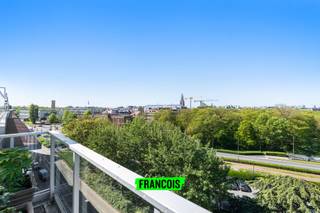 Ontdek dit unieke penthouse te koop in het centrum van Oostende, gelegen aan het prachtige Leopoldpark. Een instapklaar eigendom waar rust, licht en een uitzonderlijke ligging samenkomen.<br /><br />Deze stijlvolle woonst in Oostende biedt een lichtrijke leefruimte met directe toegang tot een riant terras dat uitkijkt over het groene Leopoldpark. Hier geniet je dagelijks van een oase van rust, midden in het bruisende centrum van Oostende. De open keuken sluit naadloos aan op de leefruimte en is praktisch ingericht. Verder beschikt deze woning over een ruime slaapkamer en een verzorgde badkamer. Dankzij de topligging nabij het centrum, winkels, restaurants en de zeedijk, is dit de ideale woonst voor wie comfortabel wil wonen of een tweede verblijf zoekt in Oostende.<br /><br />Interesse in dit penthouse te koop in Oostende? Contacteer Immo Francois en plan vandaag nog je bezoek. Als vastgoedexpert actief in Oostende en omstreken begeleiden wij je graag bij elke stap naar jouw nieuwe thuis.<br /><br />Overweeg je jouw woning te verkopen in Oostende? Immo Francois helpt je graag met een professionele en persoonlijke aanpak.<br /><br />Woning verkopen in Oostende? Vraag je gratis schatting aan bij Immo Francois via oostende@immofrancois.be<br /><br />