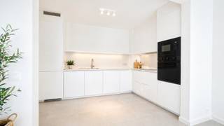 Dit volledig vernieuwde appartement is ideaal gelegen in het centrum van Lokeren en combineert modern wooncomfort met een praktische indeling en kwalitatieve afwerking.<br /><br />Bij het betreden van het appartement kom je in de inkomhal met ingemaakte kasten, die zorgt voor voldoende opbergruimte en een nette ontvangst. De woonkamer met ingerichte keuken vormt een aangename en lichtrijke leefruimte waar comfort en functionaliteit samenkomen. Vanuit de leefruimte heb je toegang tot een balkon, waar je kan genieten van een frisse buitenlucht.<br /><br />Het appartement beschikt over twee slaapkamers. De badkamer is modern ingericht en voorzien van een douche, een lavabomeubel en ingemaakte kasten. Daarnaast is er een apart toilet aanwezig.<br /><br />Een extra troef is de garagebox, die zorgt voor veilige parkeergelegenheid en bijkomende opslagruimte.<br /><br />Het appartement is volledig nieuw geschilderd. <br /><br />Dit instapklare appartement is beschikbaar vanaf mei 2026 en biedt een uitstekende woongelegenheid op een centrale ligging, vlakbij winkels, openbaar vervoer en andere voorzieningen.<br /><br />Interesse? Neem gerust contact met ons op voor meer informatie of om een bezichtiging in te plannen.