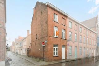 Deze woning wordt aangeboden met een instelprijs!*<br />Bezoekdag zaterdag 19/9. Op voorhand inschrijven via de website www.futurimmo.be.<br /><br />Op zoek naar een charmante woning in het centrum van Brugge? <br /><br />Deze hoekwoning is een ideale plek om te wonen. Met een gezellig stadsterras met fietsenpoortje, is er voldoende ruimte om te genieten van het buitenleven. Het huis is perfect voor eigen bewoning of als investering om te verhuren.<br /><br />Deze woning is goed gelegen, met een vlotte bereikbaarheid naar het centrum alsook de ring van Brugge. <br /><br />Indeling: inkomhal, gastentoilet, open ingerichte keuken, lichtrijke woonkamer waar het uiterst aangenaam vertoeven is. <br />Eerste verdieping: ruime slaapkamer en badkamer (dubbele lavabo - ligbad/douche), toilet apart op de nachthal.<br />Tweede verdieping : twee ruime slaapkamers met lavabo.<br />Vaste trap naar de zolderverdieping dat ideaal is voor extra bergruimte.<br /><br />Leg uw afspraak vast via info@futurimmo.be of 0470 50 50 50.<br /><br />*Deze eigendom valt onder het verkoopsysteem ‘instelprijs’. De vermelde instelprijs houdt bijgevolg géén aanbod in maar is een uitnodiging om tot een prijsvoorstel over te gaan. Elk prijsvoorstel gelijk of hoger dan deze instelprijs wordt voorgelegd aan de verkoper(s) die dit al dan niet kan aanvaarden.