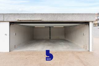 Deze garagebox is ideaal gelegen langs de Elisabethlaan in Oostende, op wandelafstand van de zee. Het zijn twee garageboxen die destijds zijn...