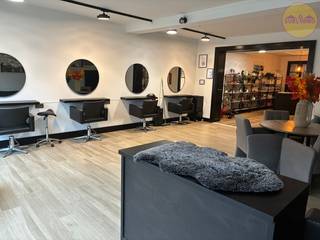 Bent u op zoek naar een unieke combinatie van wonen én werken onder één dak?<br />Dan is deze instapklare eigendom met een handelsruimte van ca. 120 m² en bewoonbare opp. van 165 m² beslist iets voor u!<br /><br />Op het gelijkvloers bevindt zich een volledig uitgeruste kapperszaak met een praktische bergruimte, keuken en toilet. Het volledige kappersmeubilair is inbegrepen in de verkoop, waardoor u hier meteen aan de slag kunt. Het kapsalon is voorzien van 2 airco's, automatische rolluiken en een mooie parketvloer. Voor de zaak is er voldoende parkeergelegenheid, ook achteraan is er extra parkeerruimte bereikbaar via de doorrit. Deze ruimte wordt momenteel benut als deel van de tuin.<br /><br />Het woongedeelte is zowel bereikbaar via het handelspand, als via een aparte ingang aan de zijkant. Op de eerste verdieping bevindt zich het leefgedeelte. Hier geniet u van een ruime en lichtrijke woon- en eetkamer met keramisch parket en een geïnstalleerde keuken. Verder is er op deze verdieping een berging, een gastentoilet en een vernieuwde badkamer met inloopdouche, wastafel en extra kastruimte aanwezig, als ook twee comfortabele slaapkamers met recent vernieuwde vloer. Vanuit deze verdieping heeft u toegang tot een gezellig dakterras én de tuin.<br /><br />Op de tweede verdieping vindt u een derde en vierde slaapkamer, beide voorzien van ingemaakte kasten. Eén van de kamers is voorzien van een dressing. Op deze verdieping is ook een vernieuwde badkamer terug te vinden, voorzien van een ligbad, wastafel en toilet.<br /><br />Daarnaast beschikt het pand over een zolder, kelder en garage met automatische poort. <br /><br />Deze eigendom is centraal gelegen, op een steenworp van het bruisende centrum van Geel, met winkels, scholen en openbaar vervoer binnen handbereik.<br /><br /><br />Troeven:<br />- Instapklaar en kwalitatief afgewerkte kapperszaak en woning<br />- Centrale ligging nabij het centrum van Geel<br />- Zonnepanelen<br />- Gezellige stadstuin<br />- Veel parkeergelegenheden<br /><br />Laat deze unieke kans niet voorbijgaan! Contacteer ons voor een bezoek ter plaatse: 014 84 83 69 of via info@sublimmo.be