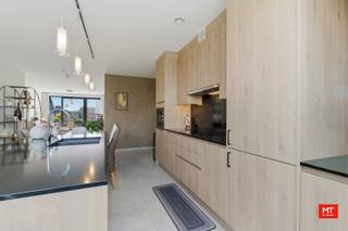 In het centrum van Zonnebeke en op wandelafstand van alle voorzieningen treffen we dit <strong>recent en instapklaar appartement</strong>. Het appartement geniet van een <strong>Zuidgericht terras</strong> waar u de hele dag door van de zon kunt genieten. Binnen werd gekozen voor een <strong>hoogwaardige afwerking</strong> met kwaliteitsmaterialen en oog voor detail. Zo zorgen de stijlvolle speciale verftechnieken voor een warme en elegante uitstraling, terwijl de <strong>ingebouwde kasten</strong> extra comfort en praktische opbergruimte bieden. De moderne keuken is afgewerkt met een duurzaam composiet werkblad en sluit perfect aan bij het strakke interieur.<br /><br /><strong>Indeling van het appartement: </strong><br />Inkomhal (8 m²) - lichtrijke woon- en eetkamer met open keuken voorzien van dubbele spoelbak, combi-oven, inductie-kookplaat en koelkast (40 m²). Aanpalend hebben we een Zuidgericht terras van 12,5 m². Daarnaast beschikt het appartement nog over 2 slaapkamers (14 - 9,5 m²), badkamer met dubbele wastafel en inloopdouche (6 m²), toilet (1,5 m²) en berging (5 m²).<br /><br />Benieuwd naar de indeling? Check zeker onderstaande video. <br />Link: https://youtube.com/shorts/GTS1uffv0n8?feature=share<br /><br /><strong>Deze eigendom staat te koop met een vanafprijs van € 265.000. Elk bod vanaf deze prijs wordt voorgelegd aan de eigenaars die dit al dan niet aanvaarden. De initiële vraagprijs was € 280.000. </strong><br /><br /><strong>Meer info of een vrijblijvend bezoek? </strong><br />Contacteer Minthus op 057 468 333 of mail info@minthus.be
