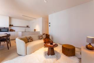 <p><strong>Blankenberge: nieuwbouwappartement met terras te koop op toplocatie Zeedijk! Ervaar de perfecte combinatie van luxe, comfort en een unieke locatie.</strong></p>

<p><strong>Reeds 83% Verkocht!</strong><br />Residentie &amp;quot;Pier&amp;quot; is een prachtige nieuwbouwresidentie met moderne architectuur, gebouwd met hoogwaardige, onderhoudsvriendelijke materialen.</p>

<p>Gelegen op de hoek van de Zeedijk/Verweehelling te Blankenberge, biedt deze residentie een ongeëvenaarde ligging op wandelafstand van het strand, de iconische Pier, duinen, winkels, openbaar vervoer en meer.</p>

<p><strong>Indeling</strong>:</p>

<p>Inkomhal, lichtrijke woonkamer, moderne keuken met eetplaats en berging, terras, volwaardige slaapkamer, luxe badkamer, apart toilet + privatieve berging en fietshaak.</p>

<p><strong>Troeven:</strong></p>

<p>·       Energiezuinig: warmtepomp en ventilatiesysteem type D.</p>

<p>·       Hoogwaardige en onderhoudsvriendelijke materialen.</p>

<p>·       Centrale ligging op de hoek van de Zeedijk, met strand, winkels en openbaar vervoer op wandelafstand.</p>

<p>·    Onmiddellijk beschikbaar.</p>

<p>·   Mogelijkheid 6% BTW</p>

<p> </p>

<p>Meer informatie? Contacteer Maarten via 050 42 58 98</p>