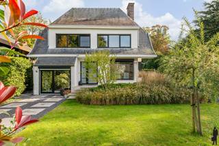 <p>In <strong>2019 gerenoveerde villa</strong> met <strong>schitterende tuin</strong> en nieuw <strong>overdekt zwembad </strong>op ca. 1.817 m²!<br />Deze villa beschikt over een <strong>praktijkruimte met aparte ingang!</strong><br /><br />De woning omvat in totaliteit 4 bouwlagen, waaronder:<br />1. Een leef kelder<br />2. Een gelijkvloerse verdieping met gastentoilet, handenwasser, vestiaire, woonkamer, eethoek, leefkeuken, praktijkruimte, tuinkamer en ontbijthoek<br />3. Een eerste verdieping met masterbedroom, 2 extra slaapkamers en badkamer<br />4. Een zolder <br /><br />Voorzieningen op de gelijkvloerse verdieping:<br />- <strong>Inkomhal met gastentoilet</strong>, handenwasser en <strong>vestiaire</strong><br />- <strong>Woonkamer op parket </strong>met <strong>prachtige gashaard</strong> en onbelemmerd zicht op de achtergelegen tuin met deels<strong> overdekt zonneterras</strong>!<br />- <strong>Living</strong><br />- <strong>Eethoek</strong><br />- <strong>Ruime en lichtrijke leefkeuken</strong> voorzien van toestellen<br />- <strong>Tuinkamer</strong> <br />- <strong>Ontbijthoek</strong><br /><br />Voorzieningen op de eerste verdieping:<br />- <strong>Centrale nachthal</strong><br />- <strong>3 slaapkamers</strong>, de oppervlakten van de slaapkamers bedragen:<br /><strong>Masterbedroom</strong>: ca. 39 m² deze kamer is voorzien van <strong>ingemaakte kasten</strong><br />Slaapkamer 2: ca. 23 m²<br />Slaapkamer 3: ca. 16 m²</p>
<p>Bijzonderheden:<br />- <strong>Praktijkruimte met eigen ingang</strong><br />- <strong>Leefkelder (ca. 55 m²!)</strong><br />- <strong>Overdekt zwembad</strong></p>
<p>Ligging van deze woning:<br />Dit huis is gelegen aan het <strong>centrum van Kapellen</strong> vlakbij alle <strong>winkels en horeca! </strong><br />Verder geniet u van een <strong>vlotte bereikbaarheid</strong> en een <strong>uitstekende verbinding naar scholen</strong> en het <strong>park van Kapellen. </strong>Wat betreft de directe omgeving, bevindt u zich:<br />- Op <strong>veilige wandel- en fietsafstand</strong> van scholen.<br />- In de <strong>onmiddellijke nabijheid</strong> van <strong>openbaar vervoer</strong> en invalswegen!</p>