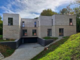 Immo3000 stelt met trots dit unieke nieuwbouwproject voor aan de Paardenveldstraat in het rustige en groene Winksele (Herent). Gelegen in een kindvriendelijke buurt en omgeven door parkgebied, combineert deze woonomgeving rust met een uitstekende bereikbaarheid. Op slechts enkele minuten bevindt u zich in het centrum van Leuven, bij het UZ Leuven of op de E314 richting Brussel.<br /><br />De woningen vormen een stijlvolle blikvanger dankzij hun strakke, moderne vormgeving en het speelse contrast tussen donkere en lichte gevelvlakken. <br />Binnenin staat wooncomfort centraal:<br />- Maximale lichtinval : Grote raampartijen zorgen voor een heldere lichtinval en een prachtig uitzicht op de groene omgeving.<br />- E-peil van max. 20 met 6 zonnepanelen (min. 400WP)<br />- Doordachte indeling: Praktisch ingedeelde ruimtes met extra opbergruimte dankzij een berging op zowel de gelijkvloerse als de eerste verdieping.<br />- Buitenleven: Elke woning beschikt over een mooi privéterras en heeft direct toegang tot de ruime, gemeenschappelijke parktuin.<br /><br />Spotlight op Woning D.2<br />In deze buitengewone buurt staan de laatste twee bebouwingen te koop. Een van de beschikbare woningen is unit D.2, een gesloten bebouwing die volledig afgewerkt wordt opgeleverd:<br /><br />Grondoppervlakte van 137m²<br />Indeling: 3 slaapkamers, 2 bergings, 1 badkamer, 2 aparte toiletten en een ruime leefruimte<br />Buitenruimte: Privéterras met aansluitend een gedeelde tuinzone<br />Parkeergelegenheid: 2 buitenstaanplaatsen bij te kopen aan € 5.000 per stuk<br /><br />Prijsverdeling (incl. registratierechten, btw, 2 autostaanplaatsen, schatting notariskosten en aansluitingskosten):<br />Grondaandeel €129.293,00 + 12% registratierechten<br />Infrastructuur €35.352,00 + 21% btw<br />Constructie €320.355,00 | + 21% btw<br />Schatting notariskosten € 4.000<br />Schatting kosten basisakte en bouwtaks € 1.500,00<br />Schatting opening tellers (gas, water, elektriciteit) €4.500 <br />Totaalprijs €585.213,63<br /><br />Bent u benieuwd hoe deze woning aansluit bij uw woonwensen? Neem vandaag nog contact op met de erkende BIV-makelaars van Immo3000 en plan uw bezoek in.