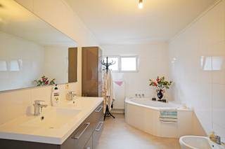 Deze ruime vrijstaande woning, met 4 slaapkamers (uitbreidbaar naar 6), tuin en garage, is gelegen in Malderen, net op de grens met Opdorp.Een...