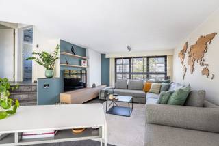 Lichtrijke split-level stadswoning met zwembad, 4 slaapkamers en zuidgerichte tuin nabij centrum Turnhout<br /><br />Licht, ruimte en een bijzondere architectuur kenmerken deze grondig gerenoveerde en instapklare stadswoning, rustig gelegen in een doodlopende, kindvriendelijke straat op wandelafstand van het centrum van Turnhout.<br /><br />De doordachte split-levelindeling zorgt voor een aangename verdeling tussen de leef- en slaapruimtes. Grote raampartijen en drie schuifdeuren brengen veel natuurlijk licht binnen en verbinden de keuken en eetruimte rechtstreeks met het terras en de zuidgerichte tuin.<br /><br />De woning beschikt over 4 slaapkamers, een dressing en een recent afgewerkte polyvalente zolderruimte, bereikbaar via een vaste trap en ideaal als bureau, hobbyruimte of extra slaapkamer. De badkamer is uitgerust met ligbad, afzonderlijke douche, toilet en dubbele wastafel. Alle slaapkamers beschikken over Daikin-airconditioning.<br /><br />De zuidgerichte stadstuin met vernieuwd zwembad van 8 x 4 m is een absolute troef. Het zwembad beschikt over een nieuwe liner, automatisch doseersysteem, warmtepomp, zomer- en winterzeil en nieuwe boordstenen. Achteraan biedt een tuinpoortje praktische toegang met de fiets.<br /><br />Verder beschikt de woning over een inpandige garage met automatische poort en laadpaal, een ruime kelder/wasplaats en extra bergruimte.<br /><br />Ook energetisch scoort de woning uitstekend: EPC A (91 kWh/m²/jaar), vloerverwarming in de leefruimtes, zonnepanelen van ca. 4.625 kWp en groenestroomcertificaten van €270 per certificaat tot 29/12/2031.<br /><br />De Grote Markt, winkels, scholen, horeca en openbaar vervoer bevinden zich op wandelafstand, terwijl u thuis geniet van een rustige ligging aan een speelpleintje.<br /><br />Interesse? Neem contact op met Kris via 0475 77 50 60 om een bezoekmoment in te plannen.