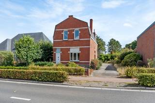 Compleet te renoveren woning op perceel van +/- 1.010m² in Hoogstraten. Gunstige locatie vlakbij de Nederlandse grensHet perceel is oostelijk...