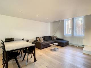 Op zoek naar een instapklaar nieuwbouwappartement in Aarschot? Op de tweede verdieping van een nieuwbouwproject in de Theo de Beckerstraat vind je een aangenaam en efficiënt ingericht appartement waar je vanaf de eerste dag helemaal thuis komt. De ligging combineert de rust van een groene rand met alle troeven van de stad op wandelafstand, ideaal voor wie houdt van comfort zonder in te boeten aan bereikbaarheid.
Eenmaal binnen kom je terecht in een overzichtelijke inkomhal die toegang geeft tot de leefruimte, waar de open keuken naadloos aansluit op het woongedeelte. Deze lichtrijke leefruimte vormt het kloppende hart van de woning en geeft toegang tot het terras van 14 m², perfect om buiten te ontbijten of gewoon even tot rust te komen. De ruime slaapkamer biedt voldoende privacy, en de badkamer is voorzien van een apart toilet. In totaal beschik je over een bewoonbare oppervlakte van 67 m², slim ingedeeld zodat elke vierkante meter zijn nut heeft.
Als nieuwbouw voldoet dit appartement aan de actuele bouwnormen en biedt het een energiezuinig comfort, met een EPC-label C (248 kWh/m²). De afwerking is kwalitatief en tijdloos, zodat je zelf nog je eigen accenten kan toevoegen. Dankzij het terras haal je bovendien ook buiten wonen naar je appartement, zonder gedoe met onderhoud van tuin of grote buitenruimtes.
De omgeving laat weinig te wensen over: winkels, scholen, een sportcentrum en het openbaar vervoer liggen op wandel- of fietsafstand, en ook het station en de invalswegen zijn vlot bereikbaar. Zo combineer je een rustige thuisbasis met alle gemakken van een goed bereikbare stad. Wil je dit nieuwbouwappartement met eigen ogen zien? Neem gerust contact op met ons kantoor om een bezoek in te plannen, we tonen je met plezier alle mogelijkheden.