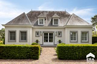 <u>Lommel:</u> Statige villa met openluchtzwembad en luxe afwerking<br /><br />Gelegen in bosrijk villapark op 5 minuten van de Nederlandse grens.<br /><br /><u>Bijzonderheden:</u>
<ul><li>Royale inkom met marmeren vloer</li><li>Ruime leefruimte (70m²) met marmeren vloer en open haard</li><li>Aparte TV-hoek/ kantoorruimte</li><li>Masterbedroom met aansluitend badkamer en dressing op het gelijkvloers</li><li>3 slaapkamers en badkamer op verdieping</li><li>Aparte wasplaats</li><li>Dubbele vrijstaande garage met zolder</li><li>Kelder en kruipruimte onder de gehele woning</li><li>Zuidelijk georiënteerde privacybiedende tuin met openluchtzwembad en buitendouche</li><li>Groot open terras met zonneluifel en overdekt terras met screens</li></ul>