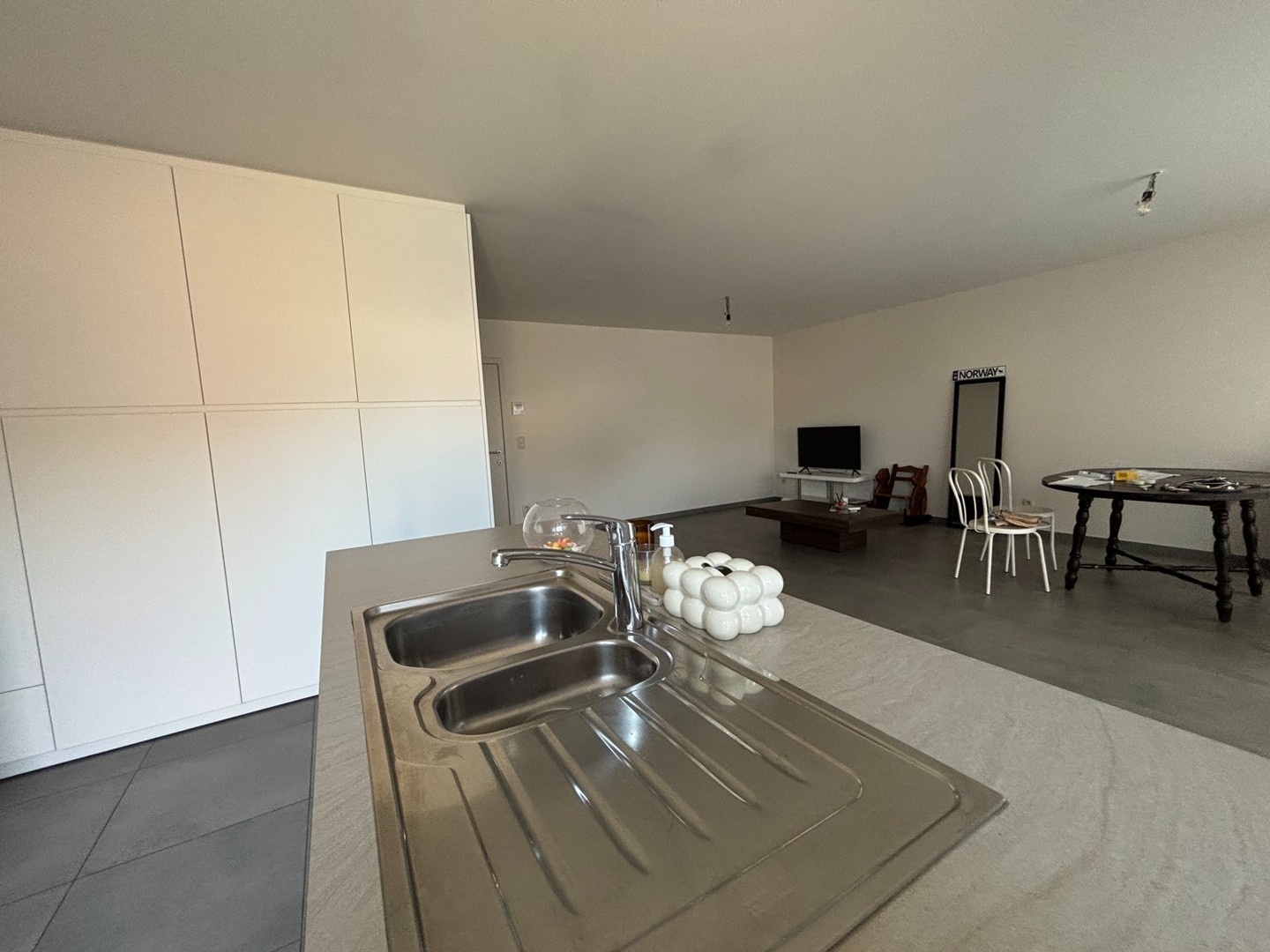 Startprijs vanaf 279.000 euro. Prachtig, modern, energiezuinig gelijkvloers appartement met 2 slpkmrs, tuin, garage en uitweg achteraan - foto 3