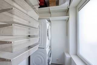 <p><span>Afspraak bezoekdag TELEFONISCH via Jari Wante op 0470/21.14.82.</span></p><p><span>Ontdek deze moderne, energiezuinige woning die volledig gerenoveerd werd in 2020. Ze is gunstig gelegen in de directe nabijheid van alle nodige voorzieningen zoals scholen, winkels en het openbaar vervoer. Bovendien geniet u van een vlotte verbinding naar de belangrijkste invalswegen. </span></p><p><span> </span></p><p><span>De indeling is als volgt: een inkomhal met gastentoilet en berging/ wasplaats. Aansluitend vindt u de leefruimte en open keuken die voorzien is van een vaatwasser, frigo, diepvriezer, oven en keramische kookplaat.</span></p><p><span> </span></p><p><span>Op de eerste verdieping vindt u twee slaapkamers en een badkamer die voorzien is van een dubbel badkamermeubel, tweede toilet en inloopdouche. De tweede verdieping is toegankelijk via een vaste trap en biedt een derde slaapkamer of bureau.</span></p><p><span> </span></p><p><span>Een grote troef van deze woning is de zuid gerichte tuin, ideaal om te ontspannen en te genieten van de rust. Het terras beschikt over een grote elektrische luifel.<br /><br />EPC: 99 kWh/ (m² jaar) – Label A</span></p><p><span>Keuring elektriciteit conform</span></p><p><span>Ventilatiesysteem C</span></p><p><span>Driedubbel glas met PVC</span></p><p><span>4 zonnepanelen (1.360 Wpiek)</span></p><p><span>Asbestveilig<br />Cv op gas (HR-ketel)<br /><br />Deze woning is een ABSOLUTE TOPPER voor starters, gezinnen of investeerders.<br />VOOR DE SNELLE BESLISSERS!!<br /><br />Alle documenten zijn raadpleegbaar op de website www.immo-zone.be</span></p><p><span> </span></p>