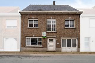 In de Engelstraat te Ichtegem stellen we u deze te renoveren woning voor, gelegen op een goed bereikbare locatie met een vlotte verbinding naar...