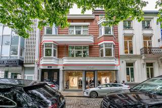 Op een toplocatie in de geliefde Dansaertwijk, één van de meest dynamische en trendy buurten van Brussel, bevindt zich dit karaktervolle en lichtrijke appartement. Dankzij de warme parketvloeren, de hoge lichtinval en de recente renovatie biedt deze woning een perfecte combinatie van charme en hedendaags comfort.

Het appartement werd volledig gerenoveerd in 2021 en is gelegen op de eerste verdieping van een verzorgd gebouw uit 1932 met slechts drie verdiepingen. Met een bewoonbare oppervlakte van 98 m² beschikt het over een zeer ruime leefruimte en keuken, een comfortabele slaapkamer, een badkamer, een apart toilet, bergingruimte en een gezellig terras van 6 m² waar je in alle rust kan genieten van het stadsleven. Daarnaast is er een ruime privatieve kelder aanwezig.

De woning is uitgerust met centrale gasverwarming via radiatoren, aluminium ramen met dubbele beglazing, een conforme elektrische installatie en aparte tellers voor water, gas en elektriciteit. Het EPC-label bedraagt D.

De ligging is een absolute troef: op wandelafstand vind je tal van hippe restaurants, kunstgalerijen, wekelijkse markten en uitstekende verbindingen met het openbaar vervoer. Bovendien is er de mogelijkheid om een ondergrondse parkeerplaats te huren of aan te kopen op korte wandelafstand.

Troeven op een rij:

* 98 m² bewoonbare oppervlakte
* Terras van 6 m² en ruime kelder
* 1 slaapkamer en 1 badkamer
* Volledig gerenoveerd in 2021
* Instapklaar
* Karaktervol gebouw uit 1932
* Centrale ligging in de Dansaertwijk
* Conforme elektriciteit
* Individuele meters voor gas, water en elektriciteit
* EPC: D

Een instapklaar appartement op een uitzonderlijke locatie, ideaal voor wie comfortabel wil wonen in het bruisende centrum van Brussel.

Meer info of een bezoek? Mail naar charlotte@immoaccenta.be