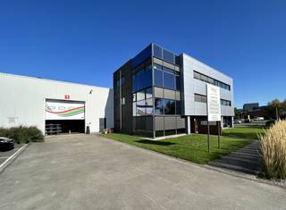 Strategisch gelegen in <strong>Sint-Denijs-Westrem</strong>, vlakbij het klaverblad Gent, de R4, Ikea en bereikbaar via The Loop of Kortrijksesteenweg.<br />Inclusief 6 privatieve parkings, meer bespreekbaar.<br /><br /><u><strong>Kenmerken magazijn (1.104 m²):</strong></u>
<ul>
<li>Vrije hoogte: 7 m</li>
<li>Staalstructuur met gevel in aluminium sandwichpanelen</li>
<li>Polybetonvloer</li>
<li>2 automatische sectionale poorten</li>
<li>TL-armaturen, rookdetectie en rookluiken</li>
<li>Geïsoleerd steeldak</li>
<li>Geschikt voor magazijn, ambachtelijke of industriële activiteit</li>
</ul>
<u><strong>Kantoorruimte (206 m²):</strong></u>
<ul>
<li>Moderne, functionele indeling</li>
<li>Voorzien van alle nodige aansluitingen</li>
<li>Veel natuurlijk licht</li>
</ul>
Extra: zonnepanelen aanwezig<br />Beschikbaar: in overleg<br />Prijs: excl. onroerende voorheffing, gemeenschappelijke en privatieve kosten<br /><br />Contacteer Thomas (0475 32 51 89) voor meer info of een bezoek ter plaatse!