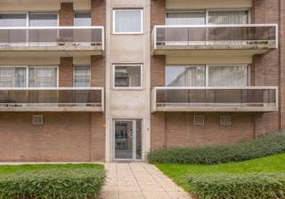 Penthouse met één slaapkamer en rustig en ruim zuidelijk gelegen terras te Dilbeek!Dit appartement is gelegen op de bovenste (zesde) verdieping van...