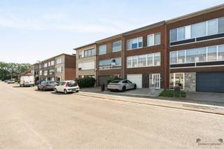 <p><span>A move-in-ready ground-floor apartment with 3 to 5 bedrooms on a quiet street in Ekeren!</span></p><p><span> </span></p><p><span>We enter the home through the spacious entry hall. From the entry hall, we access the garage and then two rooms that are currently set up as a pantry and laundry room but could easily be converted into two bedrooms. There’s also a guest restroom here.</span></p><p><span>The utility room provides access to the cozy south-facing garden.</span></p><p><span> </span></p><p><span>The first floor features the spacious living area and the kitchen. The kitchen opens onto the terrace. </span></p><p><span> </span></p><p><span>On the second floor, there are three spacious bedrooms and the bathroom.</span></p><p><span> </span></p><p><span>The home was completely renovated in 2016. </span></p><p><span> </span></p><p><span>EPC B 200</span></p><p><span> </span></p>