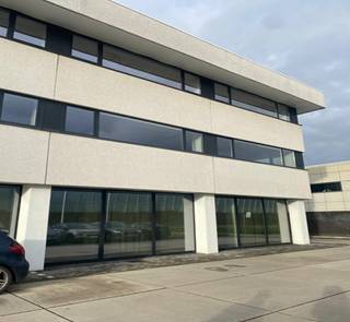 <p><strong><span>ALGEMEEN</span></strong></p>
<p><span>Instapklare kantoorruimte van ca. 310 m² met aansluitend magazijn van ca. 216 m² te huur in de industriezone van Burcht. De combinatie van kantoor- en opslagruimte maakt dit pand uitermate geschikt voor bedrijven die op zoek zijn naar een functionele en vlot bereikbare uitvalsbasis.</span></p>
<p><strong><span>KENMERKEN</span></strong></p>
<ul>
<li><span>Kantoorruimte van ca. 310 m²</span></li>
<li><span>Aansluitend magazijn van ca. 216 m²</span></li>
<li><span>Veel natuurlijke lichtinval</span></li>
<li><span>Kitchenette en sanitair</span></li>
<li><span>Functionele combinatie van kantoor- en opslagruimte</span></li>
<li><span>Sectionale poort</span></li>
<li><span>Strategische ligging met vlotte bereikbaarheid</span></li>
<li><span>Overdekte parkeerplaatsen met laadpaal mogelijk bij te huren</span></li>
</ul>
<p><strong><span>FINANCIEEL</span></strong></p>
<p><span>Huurprijs kantoor: €130/m²/jaar excl. kosten</span><br /><span>Huurprijs magazijn: €95/m²/jaar excl. kosten<br />Jaarlijkse huurprijs: €60.820/jaar excl. kosten<br />Maandelijkse huurprijs: €5.068,33/maand excl. kosten</span></p>