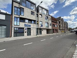 Dit stijlvolle appartement is gelegen in een moderne residentie, pal in het centrum van Geel. Dankzij de centrale ligging bevinden scholen, winkels, supermarkten en horecazaken zich op wandelafstand.<br /><br />Via de lift bereiken we de eerste verdieping. Vanuit de inkomhal is er toegang tot alle vertrekken van het appartement.<br /><br />De lichtrijke woonkamer vormt samen met de open keuken een aangename leefruimte. De keuken is voorzien van een praktisch kookeiland en beschikt over een combi-oven, een vaatwasser, een koelkast en een inductiekookplaat. Via het grote schuifraam in de woonkamer bereik je het achterliggende terras, waar je heerlijk kan genieten van de rust en de buitenlucht.<br /><br />Verder beschikt het appartement over een handige berging, twee slaapkamers en een moderne badkamer met inloopdouche en badkamermeubel.<br /><br />Aan comfort geen gebrek: het appartement is uitgerust met vloerverwarming, driedubbele beglazing, vliegenramen en verlichtingsarmaturen. In de slaapkamers en badkamer zijn bovendien rolgordijnen voorzien. Het volledige appartement wordt nog opgeschilderd, waardoor het volledig instapklaar is.<br /><br />Daarnaast beschik je over een private kelderberging en een garagebox aan de achterzijde van de residentie.<br /><br />De gemeenschappelijke kosten bedragen €50 per maand, inclusief het onderhoud van de gemeenschappelijke delen. Deze zijn inbegrepen in de totale huurprijs van 975 euro.<br /><br />Beschikbaar vanaf 01/01/2027.<br /><br />De troeven:<br /><br />- Topligging in het centrum van Geel<br />- Aangenaam terras aan de achterzijde<br />- Driedubbele beglazing voor een uitstekende isolatie<br />- Garagebox aan de achterzijde<br />- Private kelderberging<br />- Volledig opgeschilderd en instapklaar<br />- Scholen, winkels, supermarkten en horeca op wandelafstand<br /><br />Heb je interesse? Vraag uw bezoek aan via onze website https://www.immovl.be/te-huur/list en druk op de knop <strong>'IK WENS EEN BEZOEK'.</strong>