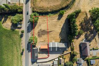 Alleenstaand huis te koop in Westvleteren met leuke weide en bijgebouw. Deze volledig vernieuwde woning is instapklaar en werd energiezuinig en kwalitatief vernieuwd. Deze woning te koop in de Westvleterenstraat 39 heeft 3 slaapkamers, doorrij garage, tuin met aansluitende weide en een bijgebouw. Centraal gelegen tussen Poperinge, Ieper en Veurne. Unieke kans voor wie op zoek is naar een woning met polyvalent bijgebouw en weide!<br /><br />INDELING<br />Gelijkvloers: Inkomhal met apart toilet - ruime lichtrijke woonkamer met zicht op de tuin en weide - aansluitende open keuken met kwalitatieve toestellen - ruime berging/wasplaats - doorrijgarage met twee sectionaalpoorten wat doorrijden naar de tuin mogelijk maakt.<br /><br />Eerste verdieping: Toilet - 3 slaapkamers - badkamer met inloopdouche en ligbad.<br /><br />Buiten: Tuin - ruim bijgebouw met berg-en stallingsruimte (of garage) - weide met toegangspoort naar de straat.<br /><br />TROEVEN<br />Woning volledig vernieuwd<br />Drie kamers<br />Weide en polyvalent bijgebouw<br />Kwalitatieve materialen <br />Vloerverwarming <br />Zonnepanelen <br />Regenput<br /><br /><br /><br /><br />De eigendom wordt aangeboden via de Pre-sale formule. Op 19/09/2026 tussen 10:00 en 12:00 kan u het huis met magazijn op afspraak komen bezichtigen en een bod uitbrengen. De vermelde prijs is een instelprijs. Voor meer info, gelieve contact op te nemen met de dossierverantwoordelijke.<br /><br />Bestuursmaatregelen in het maatregelenregister: nee<br /><br />Deze AI-visualisaties zijn bedoeld als inspiratie. Er werd geen rekening gehouden met technische specificaties, stedenbouwkundige voorschriften of de concrete mogelijkheden tot realisatie.