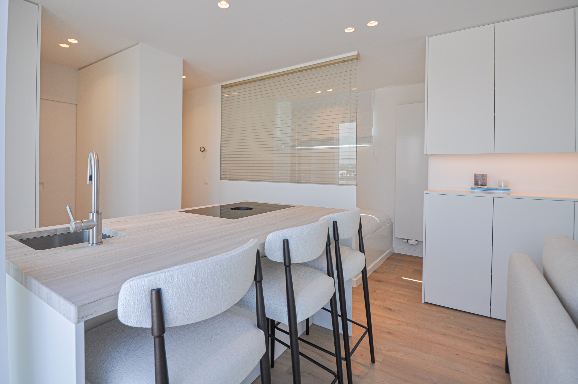 Volledig gerenoveerd dakappartement met een terras van ongeveer 45 m². - foto 4