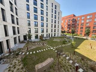 Ruim en praktisch ingericht appartement met 1 slaapkamer omvattende een inkomhal, living met open volledig ingerichte keuken, volwaardig terras, een berging/wasplaats, bad- of douchekamer en afzonderlijk toilet.<br /><br />Met zijn <strong>centrale ligging</strong> nabij alle <strong>faciliteiten </strong>combineert PARK comfort met de voordelen van een <strong>groene omgeving</strong>. Of je nu een eerste woning zoekt, een plek om van je pensioen te genieten of een slimme investering, dit is jouw kans. <br /><br />Werfbezoeken zijn mogelijk op afspraak, en er gelden momenteel <strong>uitzonderlijke voorwaarden</strong>. <br /><br />Klaar om Residentie PARK te ontdekken? Contacteer ons vandaag nog voor meer info over de beschikbare units en voorwaarden.