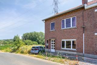 <p><strong>Vous recherchez une maison que vous pourrez rénover entièrement selon vos goûts ?</strong> Cette charmante maison familiale, située <strong>Kreupelstraat 10 à Dilbeek</strong>, est exactement ce qu'il vous faut. Grâce à sa situation privilégiée dans un quartier résidentiel calme, tout en étant à proximité immédiate de Bruxelles, cette propriété constitue une opportunité idéale pour les familles, les investisseurs ou les amateurs de rénovation à la recherche d'un bien offrant un énorme potentiel.<span></span></p>
<p>La maison bénéficie d'un emplacement recherché où tranquillité et accessibilité se conjuguent parfaitement. Les écoles, les commerces, les transports en commun ainsi que toutes les commodités du quotidien se trouvent à proximité immédiate. De plus, les accès rapides au Ring de Bruxelles et aux principaux axes routiers permettent de rejoindre facilement Bruxelles ainsi que les communes environnantes.</p>
<p>En entrant dans la maison, vous découvrez un hall d'entrée desservant les différentes pièces de vie. Le rez-de-chaussée comprend un agréable séjour, une cuisine, un garage ainsi qu'un vaste atelier. Ces espaces supplémentaires offrent de nombreuses possibilités d'aménagement et peuvent être transformés, selon vos besoins, en espace de loisirs, bureau pour profession libérale, atelier ou encore espace de rangement supplémentaire.</p>
<p>Le premier étage se compose de deux chambres à coucher de belles dimensions ainsi que d'une salle de bains.</p>
<p>L'un des principaux atouts de cette propriété est son deuxième étage, où se trouve un grenier aménageable d'environ <strong>25 m²</strong>. Cet espace offre la possibilité de créer une troisième chambre, une suite parentale, un bureau ou encore une pièce polyvalente, apportant ainsi une réelle plus-value tant en termes de confort que de valeur.</p>
<p>Bien que la maison nécessite une rénovation, c'est précisément ce qui fait tout son intérêt. Vous aurez l'opportunité de transformer cette habitation en une maison familiale contemporaine, parfaitement adaptée à vos envies et à votre style de vie. Grâce à sa structure saine, sa disposition fonctionnelle et ses nombreuses possibilités d'aménagement, cette propriété présente un potentiel de rénovation exceptionnel.</p>
<p>En résumé, une opportunité rare pour les amateurs de projets immobiliers souhaitant acquérir une maison pleine de caractère, offrant de belles possibilités d'extension et bénéficiant d'un emplacement de choix à Dilbeek, à seulement quelques minutes de Bruxelles.</p>
<p>👉 <strong>Intéressé(e) ?</strong><br />Contactez <strong>Nils De Block</strong> à l'adresse <strong>nils.deblock@weinvest.be</strong> ou au <strong>0497 248 251</strong> pour obtenir davantage d'informations ou organiser une visite.</p>
<p><strong>Renseignements urbanistiques en cours de demande.</strong></p>