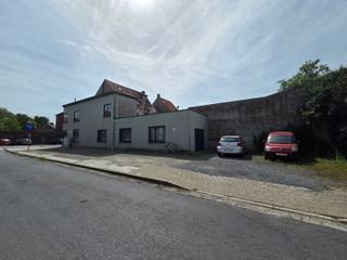 Goedgelegen gebouw, voorheen café met bovenliggende woonst. Zeer ruim pand met bijkomende troeven zoals de hoekligging, garage en privé parking. Bestaande uit café met sanitair, keuken en living, grote berging en garage en kelder. Boven zijn er 2 slaapkamers en een badkamer, tevens nog zolderverdieping. Kleinschalig project is tevens mogelijk, een handelsgelijkvloers met 2 appartementen! Of u kan natuurlijk ook het gebouw renoveren naar een volledige woonst!
