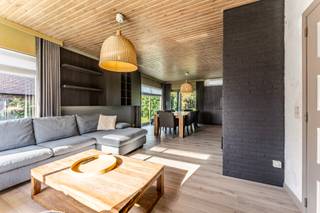 <p>In de Speelstraat 64 in Zingem bevindt zich deze ruime open bebouwing met <strong>vier slaapkamers</strong>, inpandige garage en een aangename tuin met prachtig open zicht op de achterliggende velden. Dankzij de <strong>19 zonnepanelen</strong>, centrale verwarming op <strong>gas </strong>en geen renovatieverplichting biedt deze woning heel wat interessante troeven.</p>
<p><strong>Indeling</strong></p>
<p>Via de inkomhal met apart toilet kom je in de lichtrijke woonkamer, voorzien van een gezellige houthaard en rechtstreekse toegang tot de <strong>gerenoveerde keuken</strong>. Deze is uitgerust met onder meer een combi-oven, stoomoven, quooker kraan, vaatwasser en inductiekookplaat.</p>
<p>Verder beschikt het gelijkvloers over een <strong>inpandige garage</strong> en toegang tot de <strong>ruime kelder</strong>, ideaal als extra berg- en opslagruimte.</p>
<p>Op de eerste verdieping bevinden zich <strong>vier ruime slaapkamers</strong> en een badkamer met toilet. Eén van de slaapkamers geeft <strong>rechtstreeks toegang tot een eigen terras</strong>. Dit terras is eveneens bereikbaar vanuit de tuin.</p>
<p><strong>Buiten</strong></p>
<p>De mooie tuin geniet van een open zicht op de achterliggende velden en beschikt over een <strong>praktisch tuinhuis</strong>. Een aangename plek voor wie houdt van rust en groen.</p>
<p><strong>Troeven</strong></p>
<ul><li>4 ruime slaapkamers</li><li>Gerenoveerde, volledig uitgeruste keuken</li><li>19 zonnepanelen</li><li>Geen renovatieverplichting</li></ul>