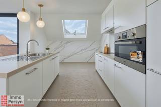 Welkom thuis in dit prachtige nieuwbouw duplexappartement, gelegen in het hart van Scherpenheuvel. Dit pand, met bouwjaar 2024, biedt een perfecte combinatie van modern comfort, ruimte en een uitstekende locatie. De centrale ligging aan de Basilieklaan zorgt voor een vlotte verbinding met alle voorzieningen, terwijl u toch geniet van de rust en het gemak van een residentiële omgeving. De ruime en lichtrijke leefruimte met een moderne keuken met kookeiland is de ideale plek om te ontspannen en te genieten. Daarnaast beschikt dit appartement over maar liefst twee terrassen, zodat u op elk moment van de dag kunt genieten van de zon. De aanwezigheid van een lift en een ondergrondse parking verhoogt het wooncomfort aanzienlijk.<br /><br />Met drie ruime slaapkamers en een ruime badkamer met inloopdouche is dit duplexappartement perfect voor gezinnen of koppels die op zoek zijn naar extra ruimte. De twee toiletten, één op elke verdieping, zorgen voor extra gebruiksgemak. De hoogwaardige afwerking en de energiezuinige constructie garanderen een aangenaam en duurzaam woonklimaat. Dit appartement is onmiddellijk beschikbaar en klaar om u te verwelkomen.<br /><br /><u><strong>INDELING </strong></u><br />Kelder: Ondergrondse parking<br />Gelijkvloers: Inkomhal, berging, toilet, leefruimte, keuken en 2 terrassen<br />1ste verdieping: Nachthal, badkamer en drie slaapkamers<br /><br />De vermelde vraagprijs is exclusief 21% btw en andere kosten<br /><br />Maak vandaag nog je afspraak. Mail naar sander@immopersyn.be of bel 013 444 008.