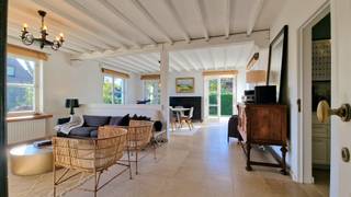 GEZELLIGE &amp; EXCLUSIEVE GERENOVEERDE VILLA MET 4 SLAAPKAMERS GELEGEN IN DE PRACHTIGE WESTHOEKVERKAVELING OP 10 MINUTEN WANDELAFSTAND VAN HET STRAND VAN DE PANNE <br />Omvattende op het gelijkvloers : inkom met apart toilet, smaakvol ingerichte, gezellige woonkamer met open haard, volledig ingerichte keuken met kwalitatieve toestellen (Boretti oven), 1 slaapkamer met badkamer met douche, lavabo en een inpandige garage. Op de verdieping : overloop, 3 slaapkamers, badkamer met ligbad + douche en een apart tweede toilet. Ruim zonneterras met zicht op de volledig aangelegde tuin. Elektriciteit in conformiteit. Beveiligingssysteem aanwezig. Gelegen in een groene oase van rust, op +/- 10 minuten wandelafstand van de zee, het natuurreservaat en het centrum van De Panne. Door de ligging, het karakter en de staat van de woning is deze ideaal voor vaste bewoning of tweede verblijf of als vakantiewoning. Meubels zijn niet inbegrepen in de prijs maar er kan wel worden over genegotieerd. Bezichtigingen zijn enkel mogelijk op afspraak. U vindt meer informatie op onze eigen website : www.immocattaert.be, onder de rubrieken "kenmerken en documenten". TOPPER!