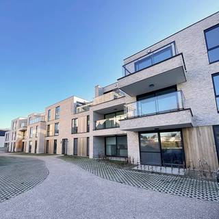 Ben je op zoek naar een ruim appartement op een centrale locatie in Waregem? Dit instapklare appartement op de eerste verdieping combineert een doordachte indeling met hedendaags wooncomfort en vormt bovendien een interessante investeringsopportuniteit.
Met een oppervlakte van 102 m² geniet je van een ruime leefomgeving met 2 slaapkamers en een terras van 12 m², ideaal om buiten te ontspannen. De kwalitatieve afwerking, vloerverwarming en energiezuinige voorzieningen zorgen voor een aangename woonervaring.
De ligging is een belangrijke troef. Je woont op wandelafstand van het centrum van Waregem, met winkels, horeca, het station en andere voorzieningen binnen handbereik. Daarnaast beschik je over een privatieve berging en een ondergrondse parkeerplaats. De groene binnentuin zorgt voor extra rust.
Het appartement is interessant als investering, maar ook voor eigen bewoning. Koop je het als je enige, eigen woning? Dan kan je onder de geldende voorwaarden genieten van 2% registratierechten in plaats van het algemene tarief van 12%. Als het appartement momenteel verhuurd is, kan je als nieuwe eigenaar de bestaande huurovereenkomst opzeggen met respect voor de wettelijke voorwaarden en opzegtermijn.
Verkoopprijs: € 415.000. De aankoop gebeurt onder het registratiestelsel. Er is geen btw van toepassing.