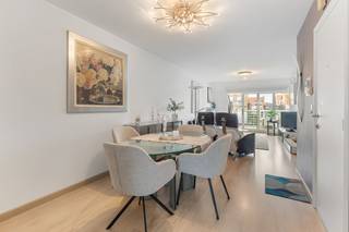<strong>Knokke: Instapklaar triplex-appartement met 3 slaapkamers en zonnige terrassen vlakbij de Dumortierlaan - Knokke.</strong><br /><br />Op een uitstekende locatie, vlakbij het centrum van Knokke en op wandelafstand van winkels, restaurants en het strand, bevindt zich dit instapklare triplex-appartement met drie volwaardige slaapkamers en twee ruime terrassen. Een ideale opportuniteit voor wie op zoek is naar ruimte, comfort en een uitstekende ligging in Knokke.<br /><br /><strong>Indeling: </strong><br />Glv: Inkomhal met gastentoilet, lichtrijke leefruimte met toegang tot het terras, comfortabele eetruimte, keuken met aanpalend ruim zonnig zuid/west georiënteerd terras, berging.<br /><br />1ste verdiep: Volwaardige slaapkamer met ensuite badkamer voorzien van een ligbad, 2e kamer ingericht met enkelbed.<br /><br />2de verdiep: Volwaardige slaapkamer met ensuite douchekamer. <br /><br /><strong>Troeven: </strong>
<ul><li>Centrale ligging in het centrum van Knokke vlakbij de Dumortierlaan, Lippenslaan, Vanbunnenplein, op 300 m van het strand.</li><li>Op wandelafstand van winkels, horeca.</li><li>Lichtrijk appartement met veel mogelijkheden.</li><li>Mogelijkheid tot aankoop van een inpandige ruime autostaanplaats.</li></ul>
Meer info? Contacteer Ayita op 0496 13 43 12 of via ayita@eraservimo.be