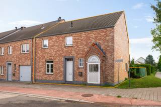 <strong>Volledig gerenoveerde 3-gevelwoning (2011), ideaal gelegen aan de Hippodroomlaan op de grens met Wezembeek-Oppem.</strong><br />Gelijkvloers: Inkomhal, WC, bureau, living met toegang naar het grote terras met berging en volledig ingerichte keuken.<br />Eerste verdieping: Nachthal, wasplaats, 3 slaapkamers en ruime badkamer voorzien van ligbad, douche, dubbele lavabo en WC.<br />Extra informatie: EPC B en elektrische installatie is conform.