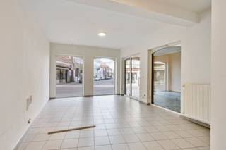 Opbrengsteigendom op toplocatie! Gebouw bestaande uit: commercieel gelijkvloers +/- 90m² en twee verhuurde éénkamerappartementen.Kan flexibel...