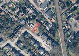 Rustig gelegen bouwgrond aan de Citroenvlinderlaan te Kapellen met een perceelsoppervlakte van 384,96 m². Voor het perceel is een ruime halfopen eengezinswoning voorzien met een bebouwde oppervlakte van 119 m².<br /><br />De woning is ingedeeld met een ruime leefruimte en open keuken, 3 slaapkamers, badkamer, aparte douchekamer, garage en zolderverdieping. De bouwwerken zijn reeds aangevat en de funderings- en vloerconstructie werden reeds uitgevoerd.<br /><br />Een interessante opportuniteit voor wie een nieuwbouwwoning verder wil afwerken naar eigen smaak.<br /><br />Plannen, vergunning en verdere bouwdocumentatie beschikbaar op aanvraag.<br /><br />Gelegen op een rustige locatie in een doodlopende straat vlakbij het centrum van Kapellen. De woning bevindt zich in de nabijheid van winkels, scholen en openbaar vervoer. De oprit van de autosnelweg is makkelijk te bereiken met een vlotte verbinding naar Antwerpen, Nederland en de haven.
