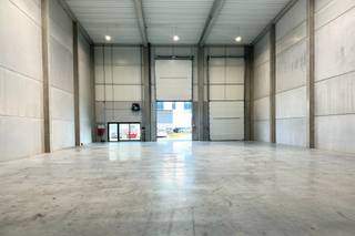 In de Bouwstraat in Lokeren langs de E17 bieden wij u dit uniek, gloednieuw magazijn aan (553 m²).Indeling en kenmerken:- 553 m² magazijnruimte:...