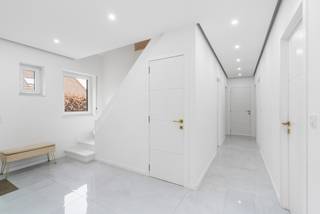 <p><u><strong>Te koop: </strong></u>open bebouwing in de Bosrankstraat, Zaventem, gelegen in een mooie wijk nabij het centrum, openbaar vervoer en invalswegen.</p>

<p>Deze woning uit 1985 biedt veel ruimte en comfort. Dankzij recente vernieuwingen zijn de kamers ruim en functioneel ingericht. Het EPC-label is momenteel F, maar met de plaatsing van een warmtepomp (airco) kan dit verbeteren naar label C, wat een aanzienlijke energiewinst oplevert. De ligging in een rustige en aantrekkelijke buurt maakt dit huis ideaal voor gezinnen die nabij voorzieningen willen wonen.</p>

<p> </p>

<p><u><strong>Belangrijkste ruimtes:</strong></u><br />• Woonkamer (30 m²) met veel lichtinval<br />• Keuken (11 m²) met directe toegang tot de veranda<br />• 4 slaapkamers <br />• 2 badkamers (3 m² en 8 m²)<br />• Bureel (6 m²)<br />• Garage (19 m²) en aparte berging (17 m²)<br />• Veranda (18 m²) en terras<br />• Tuin van 600 m² met parkeermogelijkheden<br />• 2 staanplaatsen voor de woning</p>

<p><u><strong>Troeven:</strong></u><br />• EPC F, maar eenvoudig te verbeteren naar C met warmtepomp<br />• Gelegen in een mooie wijk in Zaventem<br />• Vernieuwd en ruime kamers</p>

<p> </p>

<p>Meer informatie of een bezoek met Joery Van De Gucht? Contacteer ons via +3223351115</p>

<p>JOUW DROOMHUIS. ZO GEVONDEN!</p>
