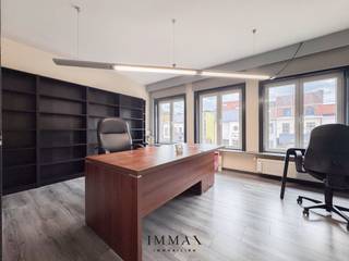 <p>Veelzijdig kantoor op commerciële topligging met 45 m² archiefruimte/opslag!<br /><br />Op een uitstekend bereikbare en commerciële locatie bevindt zich dit ruime kantoor, ideaal voor vrije beroepen, dienstverlenende activiteiten of ondernemingen die op zoek zijn naar een representatieve uitvalsbasis met een vlotte bereikbaarheid voor zowel klanten als medewerkers.<br /><br />Het kantoor beschikt over diverse afzonderlijke kantoor- en vergaderruimtes, waardoor een flexibele en efficiënte indeling mogelijk is. Dankzij de grote raampartijen geniet het pand van een aangename natuurlijke lichtinval, wat bijdraagt aan een comfortabele werkomgeving.<br /><br />Bovendien beschikt deze eigendom over een extra archief- en opslagruimte van ca. 45 m² in de ondergrondse verdieping.<br /><br />Oppervlaktes:<br />Netto bruikbare kantooroppervlakte: ca. 175 m²<br />Oppervlakte volgens eigendomstitel: ca. 190 m²<br />Ondergrondse archief-/opslagruimte: ca. 45 m²<br /><br />Troeven:<br />- Commerciële en goed bereikbare ligging<br />- Diverse kantoor- en vergaderruimtes<br />- Flexibele indelingsmogelijkheden<br />- Extra stockage/opbergruimte (45m²) in ondergrondse verdieping<br />- Geschikt voor diverse professionele activiteiten<br /><br />Voor verdere informatie of vrijblijvend bezoek contacteer Céline op 0476 60 60 23 of mail naar celine@immax.be</p>