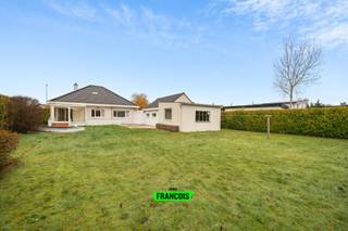Ruime bungalowwoning met grote tuin op gegeerde locatie te Bredene.Deze ruime bungalowwoning bevindt zich op een uitmuntende locatie te Bredene. De...