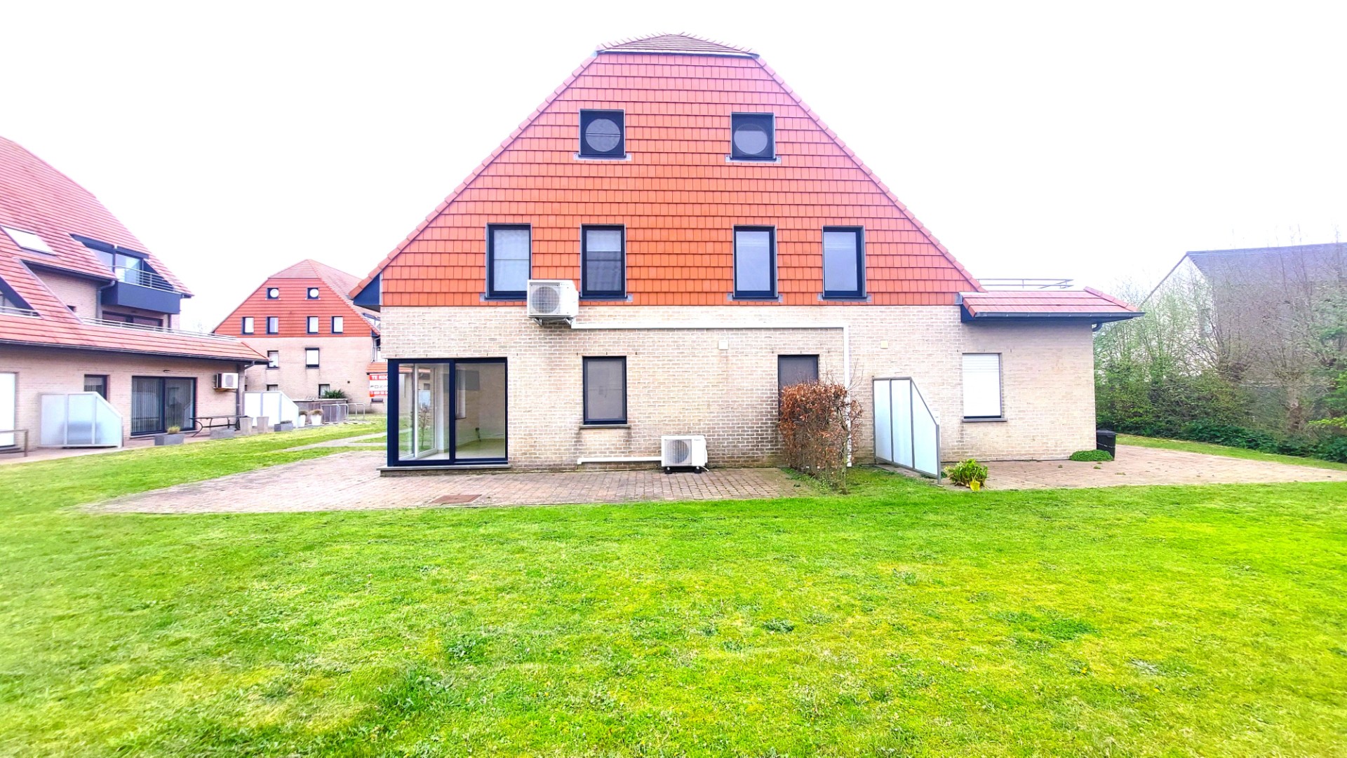 Instapklaar gelijkvloers appartement met zongerichte tuin nabij strand van Bredene - foto 4