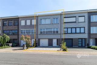<p><span>Te renoveren bel-etage (176 m²) met 3 slaapkamers en tuin (130m²) in Hoevenen.</span></p><p><span> </span></p><p><span>In de Olmenlaan woon je in een rustige woonwijk tussen de dorpscentra van Stabroek en Kapellen, wat zorgt voor een ruim aanbod aan voorzieningen, supermarkten en scholen. Ook geniet je hier van een vlotte verbinding tot de A12 en het havengebied. Verderop is er een speeltuintje, waar kinderen naar hartelust kunnen spelen. </span></p><p><span> </span></p><p><span>De woning is te renoveren, maar beschikt over een solide basis en een praktische indeling met tal van mogelijkheden. De ramen aan de achterzijde zijn bovendien reeds uitgerust met elektrische rolluiken.</span></p><p><span>Je komt binnen in de inkom- en traphal met achteraan een praktische berging/vestiairekast. Links bevindt zich de ruime garage van 22 m². Achteraan op het gelijkvloers vind je nog een berging/wasplaats (5 m²) en een bijkeuken van 13 m². Van hieruit heb je toegang tot de onderhoudsvriendelijke, zuidwest-gerichte tuin van 126 m², waar je volop van de namiddag- en avondzon kan genieten.</span></p><p><span>Op de eerste verdieping is er op de hal een apart gastentoilet te vinden. De lichtrijke leefruimte heeft een mooie oppervlakte van 37 m² en achteraan aansluitend ligt de aparte keuken van 6 m², voorzien van een basisuitrusting.</span></p><p><span>De bovenverdieping omvat drie slaapkamers van respectievelijk 7 m², 16 m² en 17 m². De badkamer van 6 m² is uitgerust met een ligbad, douchecabine, lavabo en toilet.</span></p><p><span>Ben je op zoek naar een ruime woning die je volledig naar eigen smaak kan renoveren? Mis deze kans niet! Bewoonbare opp. 176 m² – ref.: bruto vloeropp. Voor meer info of een gratis schatting surf naar </span><span><span>www.hansimmo.be</span></span></p><p><span> </span></p>