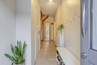 Welkom in dit charmante huis met een uitstekende ligging, dat we hier te koop aanbieden in de rustige Tuinwijk van Merksem!Bij binnenkomst wordt...