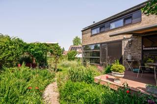 Bent u op zoek naar een ruime, instapklare gezinswoning waar architectuur, comfort en energiezuinigheid perfect samenkomen? Dan is deze prachtige woning precies wat u zoekt.<br /><br />De woning in het kort:<br />- EPC B<br />- 4 slaapkamers<br />- 218 m2 bewoonbare oppervlakte met grote tuin<br /><br />De woning valt meteen op door haar vooruitstrevende architectuur, hoge plafonds en grote raampartijen die zorgen voor een uitzonderlijke lichtinval en een heerlijk ruimtelijk gevoel. De gezellige verzonken zithoek of zitkuil geeft de woonkamer een uniek en warm karakter. Dankzij de recente keuken, de vernieuwde badkamer, nieuwe ramen, zonnepanelen, centrale verwarming op aardgas en het gunstige EPC-label B geniet u bovendien van een zorgeloze en energiezuinige woonervaring.<br /><br />Op de eerste verdieping bevinden zich vier volwaardige slaapkamers, ideaal voor een gezin of voor wie extra ruimte wenst om van thuis uit te werken. De polyvalente ruimte op de kelderverdieping biedt tal van mogelijkheden als hobbyruimte, fitness, speelkamer of praktijkruimte.<br /><br />Ook buiten heeft deze woning heel wat te bieden. De prachtig aangelegde tuin met een ruim terras vormt de ideale plek om te ontspannen of gezellig te genieten met familie en vrienden. De dubbele carport zorgt bovendien voor voldoende parkeergelegenheid.<br /><br />Gelegen op een uitstekende locatie combineert deze woning rust met een vlotte bereikbaarheid naar winkels, scholen, openbaar vervoer en belangrijke invalswegen.<br /><br />Kortom, een instapklare woning met karakter, veel ruimte en een hoogwaardige afwerking, waar u jarenlang zorgeloos kunt wonen. <br /><br />Stedenbouw in aanvraag.