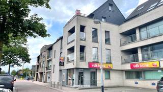 Ruime duplex in centrum Zulte.<br /><br />Indeling: lichtrijke living met open keuken (met kookeiland en ingericht met toestellen), berging, toilet, slaapkamer, badkamer (met ligbad en douche). Eerste verdieping : apart toilet en slaapkamer. Aan de voor- en achterkant ruim terras aanwezig.<br /><br />Syndickosten: €50/maand.<br />Beschikbaarheid: 1/08/2026.<br /><br />Voor meer info of een bezoek: lisa@immoroba.be