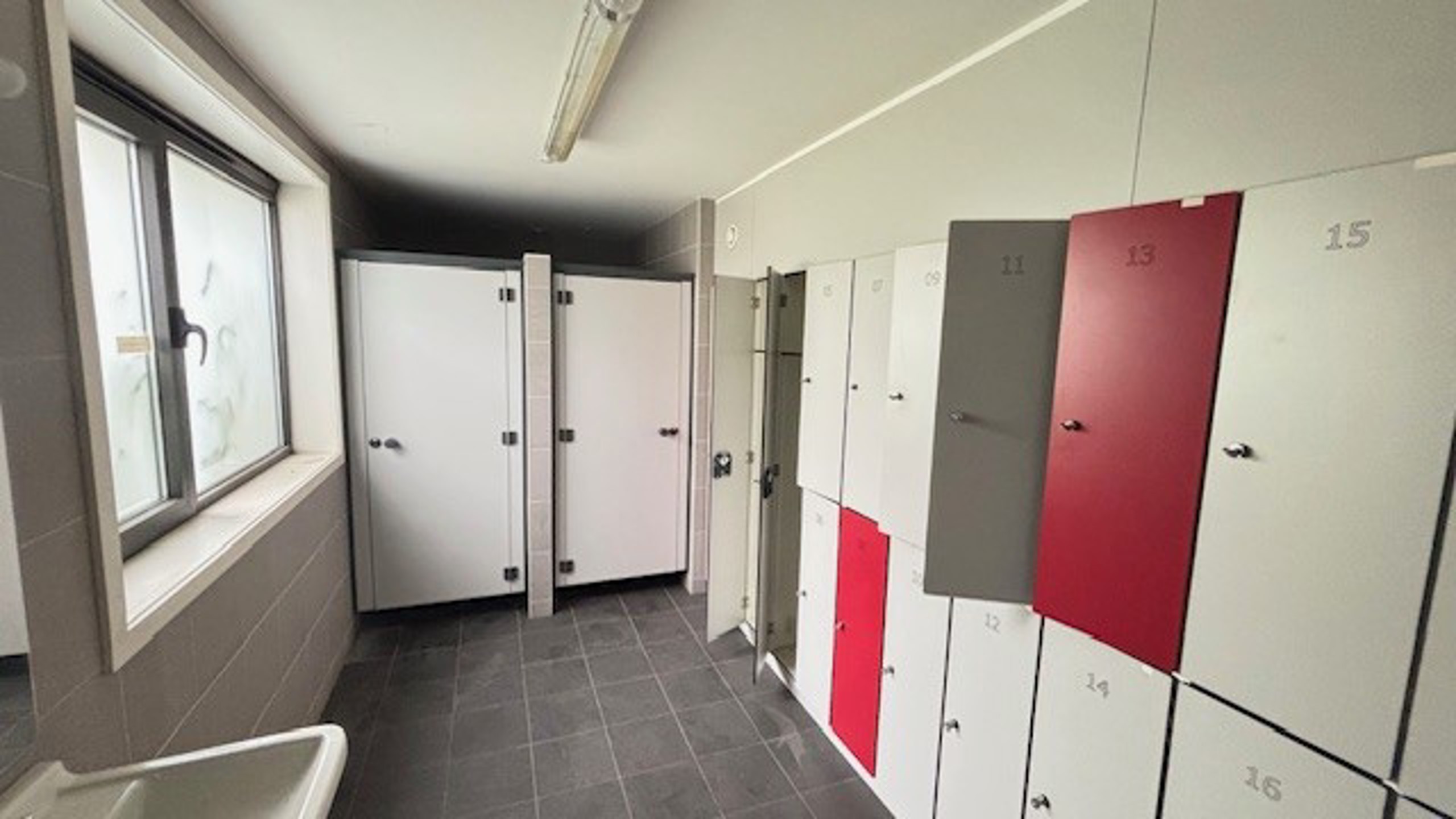 TE HUUR : Terrein 3.722m² met magazijn 1.490m² en kantoor 250m² - foto 4