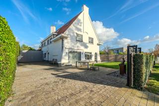 Semi-open villa for sale in the Simli neighborhood in Nieuwpoort. This charming villa with a sunny garden is located 600 m from the Zeedijk, shops...